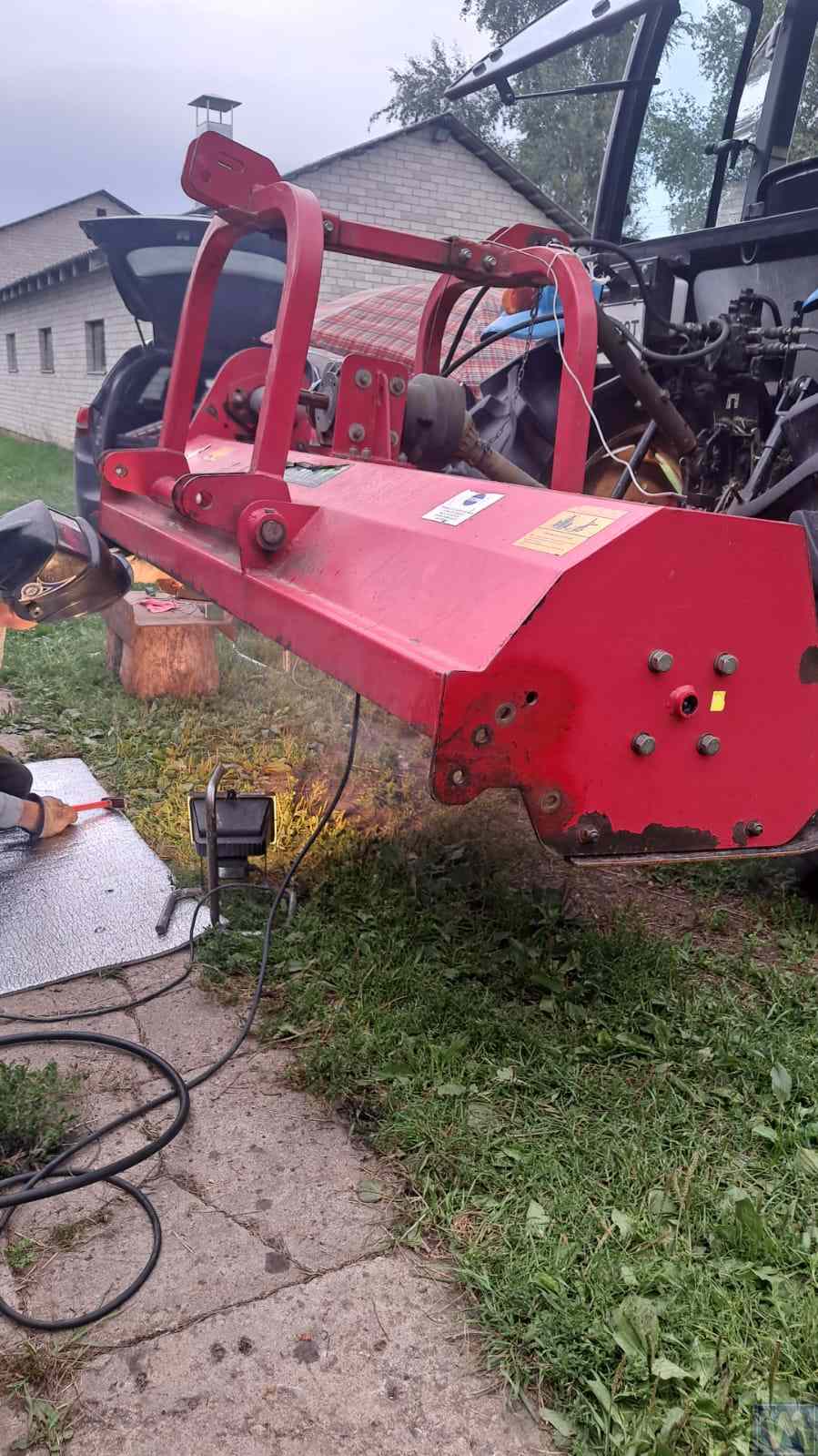 Vibromera engineer during mulcher balancing